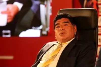 Maradona'nın ölümü sonrası İngiliz basınının attığı manşetler büyük tepki çekti Maradona'nın ölümü sonrası İngiliz basınının attığı manşetler büyük tepki çekti