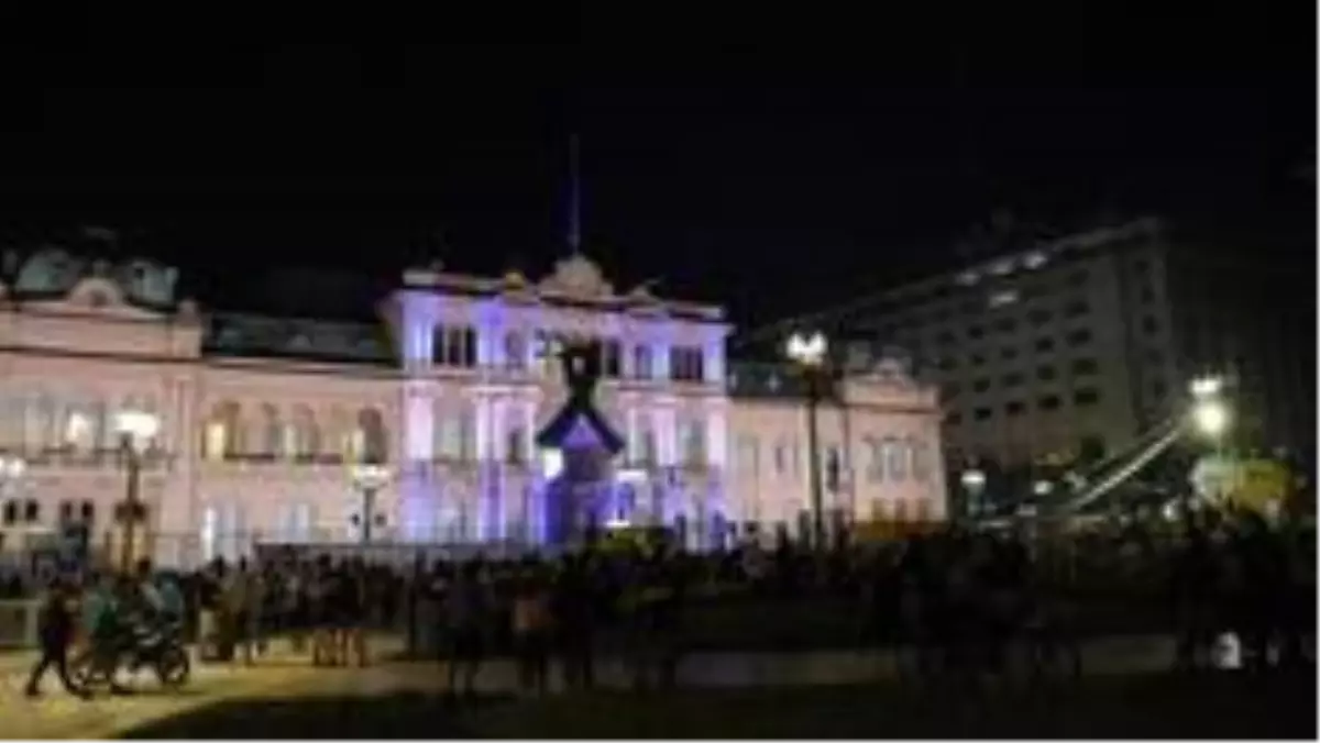 Yüzbinlerce hayranı Maradona'yı son kez selamlamak için sıraya girdi