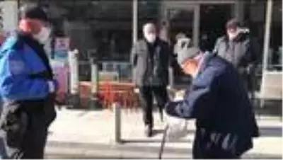 Son dakika haberleri | Maskesi eskiyen yaşlı vatandaşa polis şefkati Son dakika haberleri | Maskesi eskiyen yaşlı vatandaşa polis şefkati