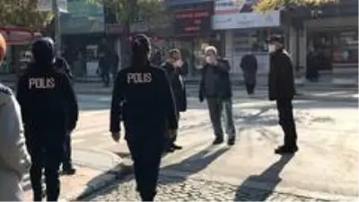 Son dakika haberleri | Maskesi eskiyen yaşlı vatandaşa polis şefkati Son dakika haberleri | Maskesi eskiyen yaşlı vatandaşa polis şefkati