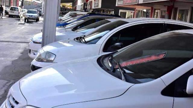 Merkez Bankası'nın faiz kararı sonrası ikinci el otomobil fiyatlarında yükseliş durdu, hareketlilik başladı Merkez Bankası'nın faiz kararı sonrası ikinci el otomobil fiyatlarında yükseliş durdu, hareketlilik başladı