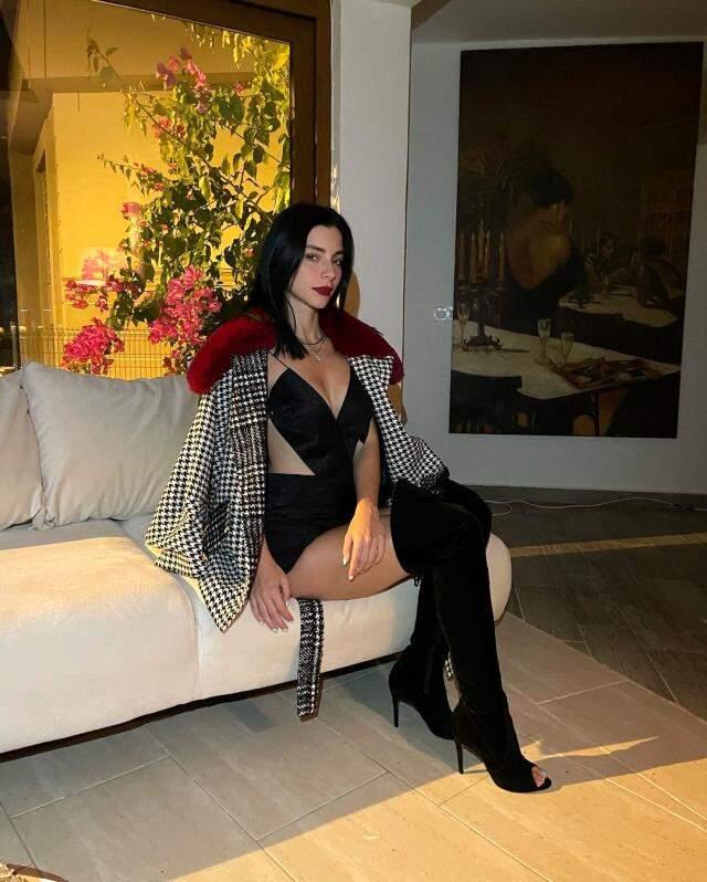Merve Boluğur'dan cesur paylaşım! Derin bacak ve göğüs dekoltesi olay oldu Merve Boluğur'dan cesur paylaşım! Derin bacak ve göğüs dekoltesi olay oldu