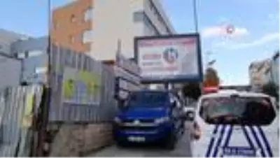 Metro şantiyesinde beton mikseri devrildi Metro şantiyesinde beton mikseri devrildi