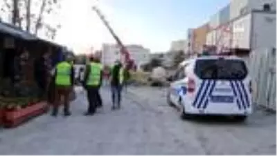 Metro şantiyesinde beton mikseri devrildi Metro şantiyesinde beton mikseri devrildi