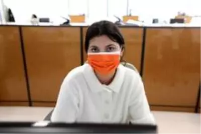 Mezitli Belediyesi çalışanlarından şiddete karşı turuncu maske Mezitli Belediyesi çalışanlarından şiddete karşı turuncu maske