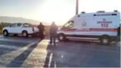Motosiklet, park halindeki kamyonete ok gibi saplandı: 1 yaralı Motosiklet, park halindeki kamyonete ok gibi saplandı: 1 yaralı