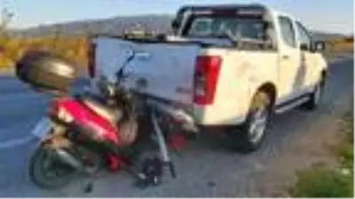 Motosiklet, park halindeki kamyonete ok gibi saplandı: 1 yaralı Motosiklet, park halindeki kamyonete ok gibi saplandı: 1 yaralı