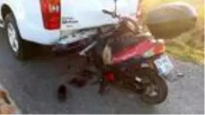 Motosiklet, park halindeki kamyonete ok gibi saplandı: 1 yaralı Motosiklet, park halindeki kamyonete ok gibi saplandı: 1 yaralı