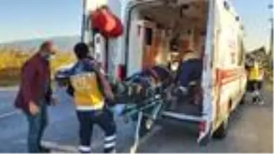 Motosiklet, park halindeki kamyonete ok gibi saplandı: 1 yaralı Motosiklet, park halindeki kamyonete ok gibi saplandı: 1 yaralı