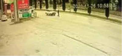 Yolun karşısına geçmeye çalışan yayaya otomobil böyle çarptı Yolun karşısına geçmeye çalışan yayaya otomobil böyle çarptı