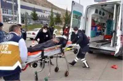 Yolun karşısına geçmeye çalışan yayaya otomobil böyle çarptı Yolun karşısına geçmeye çalışan yayaya otomobil böyle çarptı