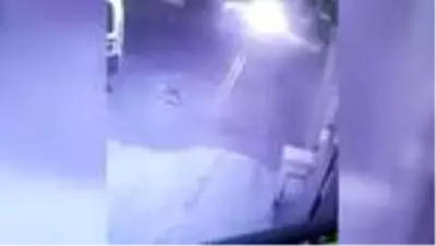 Park halindeki otomobilden para ve altın çalan zanlılar yakalandı Park halindeki otomobilden para ve altın çalan zanlılar yakalandı