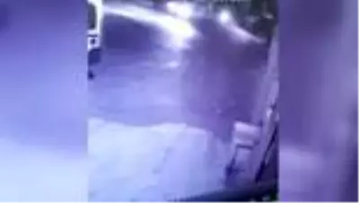 Park halindeki otomobilden para ve altın çalan zanlılar yakalandı Park halindeki otomobilden para ve altın çalan zanlılar yakalandı