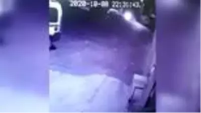 Park halindeki otomobilden para ve altın çalan zanlılar yakalandı Park halindeki otomobilden para ve altın çalan zanlılar yakalandı