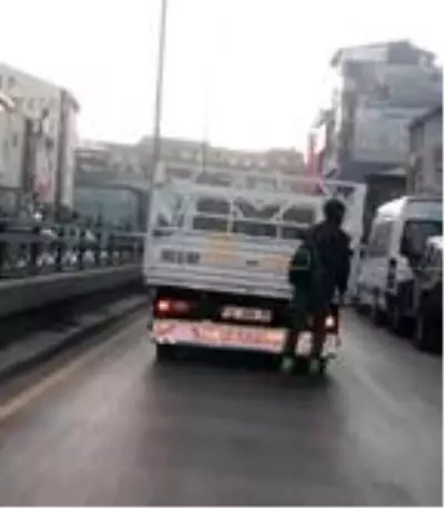 Son dakika haber | Patenli gencin tehlikeli yolculuğu kamerada Son dakika haber | Patenli gencin tehlikeli yolculuğu kamerada
