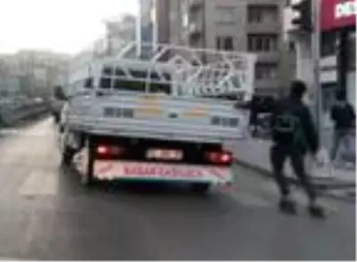 Son dakika haber | Patenli gencin tehlikeli yolculuğu kamerada Son dakika haber | Patenli gencin tehlikeli yolculuğu kamerada