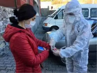Pozitif vakalar ile temaslılara bileklik takma uygulaması başladı Pozitif vakalar ile temaslılara bileklik takma uygulaması başladı