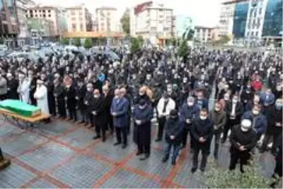 Rize Belediye Başkanı Rahmi Metin'in hayatını kaybeden annesi son yolculuğuna uğurlandı Rize Belediye Başkanı Rahmi Metin'in hayatını kaybeden annesi son yolculuğuna uğurlandı