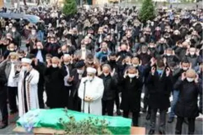 Rize Belediye Başkanı Rahmi Metin'in hayatını kaybeden annesi son yolculuğuna uğurlandı Rize Belediye Başkanı Rahmi Metin'in hayatını kaybeden annesi son yolculuğuna uğurlandı