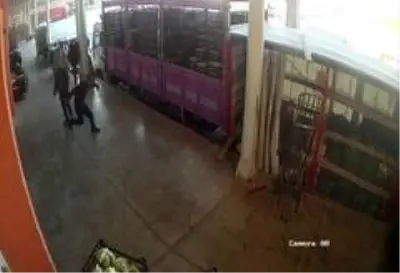 Son dakika haber | Sakarya'da silahlı saldırgan sebze halindeki şahsı böyle yaraladı Son dakika haber | Sakarya'da silahlı saldırgan sebze halindeki şahsı böyle yaraladı