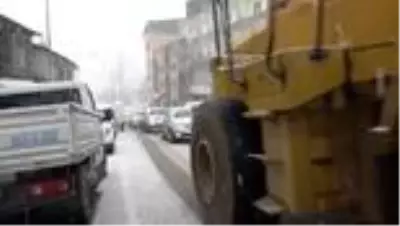 Şemdinli'de kar yağışı hayatı olumsuz etkiledi Şemdinli'de kar yağışı hayatı olumsuz etkiledi