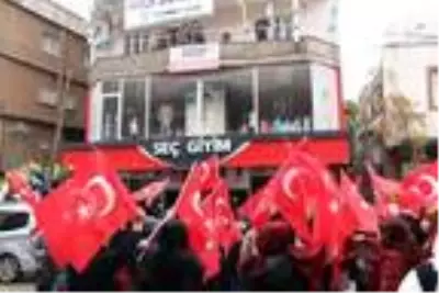 Şırnaklı kadınlar, HDP önündeki eylemlerini 12'nci haftada da sürdürdü Şırnaklı kadınlar, HDP önündeki eylemlerini 12'nci haftada da sürdürdü