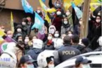 Şırnaklı kadınlar, HDP önündeki eylemlerini 12'nci haftada da sürdürdü Şırnaklı kadınlar, HDP önündeki eylemlerini 12'nci haftada da sürdürdü