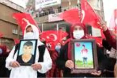 Şırnaklı kadınlar, HDP önündeki eylemlerini 12'nci haftada da sürdürdü Şırnaklı kadınlar, HDP önündeki eylemlerini 12'nci haftada da sürdürdü