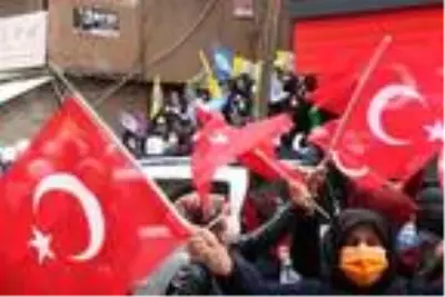 Şırnaklı kadınlar, HDP önündeki eylemlerini 12'nci haftada da sürdürdü Şırnaklı kadınlar, HDP önündeki eylemlerini 12'nci haftada da sürdürdü
