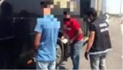 Sırt çantası ve iç çamaşırında uyuşturucu ele geçirilen 2 yolcu tutuklandı Sırt çantası ve iç çamaşırında uyuşturucu ele geçirilen 2 yolcu tutuklandı