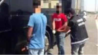 Sırt çantası ve iç çamaşırında uyuşturucu ele geçirilen 2 yolcu tutuklandı Sırt çantası ve iç çamaşırında uyuşturucu ele geçirilen 2 yolcu tutuklandı