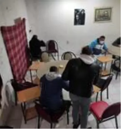 Sivas'ta yasağa uyulmayan kıraathanenin işletmecisi ve müşterilerine ceza Sivas'ta yasağa uyulmayan kıraathanenin işletmecisi ve müşterilerine ceza