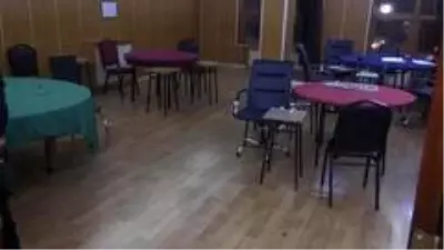 Sosyal mesafeyi hiçe sayarak kumar oynayan kişilere ceza yağdı Sosyal mesafeyi hiçe sayarak kumar oynayan kişilere ceza yağdı