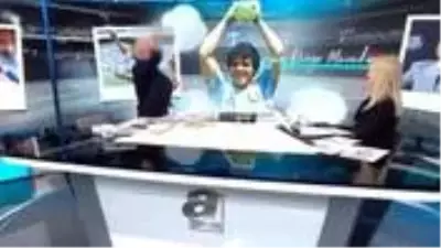 Spor yorumcusu Turgay Demir, canlı yayında Maradona'dan bahsederken el hareketi çekti Spor yorumcusu Turgay Demir, canlı yayında Maradona'dan bahsederken el hareketi çekti