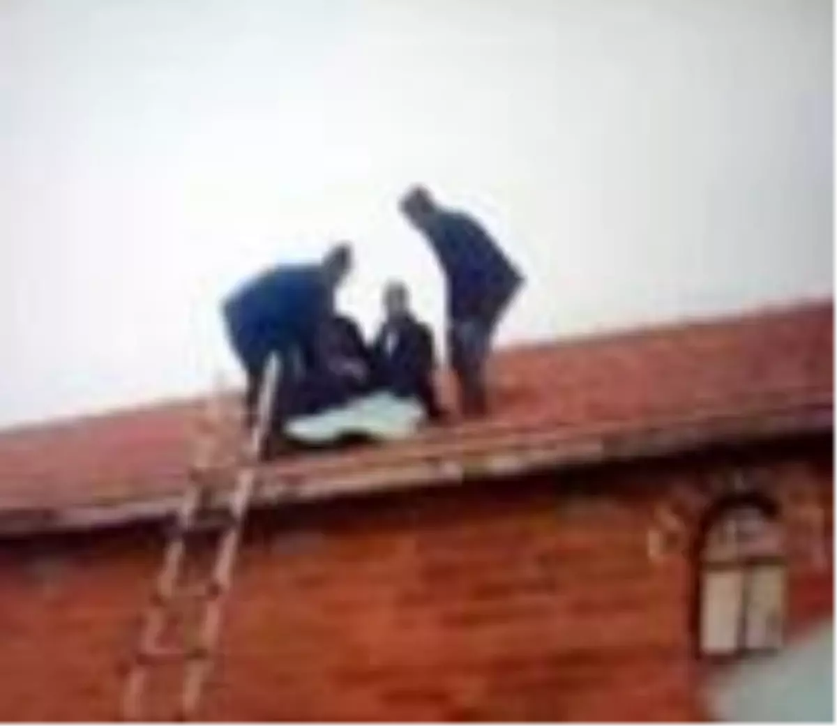 Son dakika haber... Takla atan kamyonetten fırlayan sürücü evin çatısına uçtu