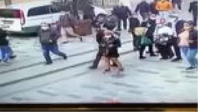 Taksim'de akılalmaz görüntüler! Bir yanda dilencilerin rant kavgası, diğer yanda boğazına jilet dayayan dolandırıcı Taksim'de akılalmaz görüntüler! Bir yanda dilencilerin rant kavgası, diğer yanda boğazına jilet dayayan dolandırıcı
