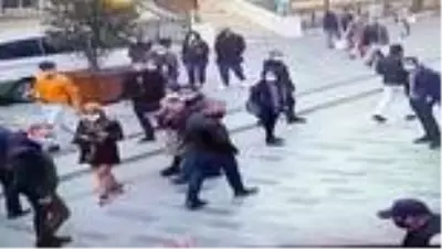 Taksim'de akılalmaz görüntüler! Bir yanda dilencilerin rant kavgası, diğer yanda boğazına jilet dayayan dolandırıcı Taksim'de akılalmaz görüntüler! Bir yanda dilencilerin rant kavgası, diğer yanda boğazına jilet dayayan dolandırıcı