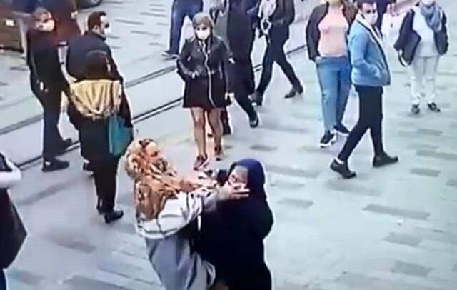 Taksim'de akılalmaz görüntüler! Bir yanda dilencilerin rant kavgası, diğer yanda boğazına jilet dayayan dolandırıcı Taksim'de akılalmaz görüntüler! Bir yanda dilencilerin rant kavgası, diğer yanda boğazına jilet dayayan dolandırıcı