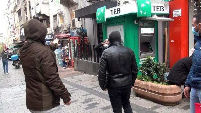 Taksim'de akılalmaz görüntüler! Bir yanda dilencilerin rant kavgası, diğer yanda boğazına jilet dayayan dolandırıcı Taksim'de akılalmaz görüntüler! Bir yanda dilencilerin rant kavgası, diğer yanda boğazına jilet dayayan dolandırıcı