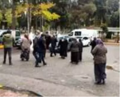 Taner, yolun karşısına geçerken 2 otomobilin çarpmasıyla öldü Taner, yolun karşısına geçerken 2 otomobilin çarpmasıyla öldü