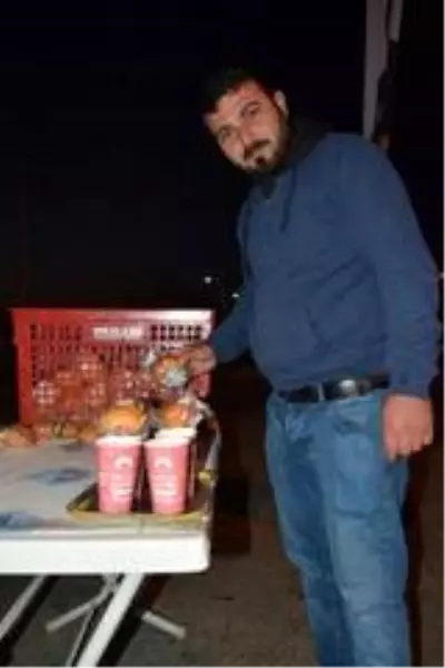 Tarım işçileri sabah saat 5'te '1 Ekmek 1 Çorba' ile ısınıyor Tarım işçileri sabah saat 5'te '1 Ekmek 1 Çorba' ile ısınıyor