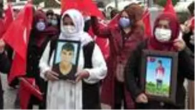 Son dakika haberleri... Terör mağduru aileler HDP İl Başkanlığı binası önünde eylem yaptı Son dakika haberleri... Terör mağduru aileler HDP İl Başkanlığı binası önünde eylem yaptı