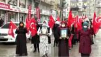 Son dakika haberleri... Terör mağduru aileler HDP İl Başkanlığı binası önünde eylem yaptı Son dakika haberleri... Terör mağduru aileler HDP İl Başkanlığı binası önünde eylem yaptı