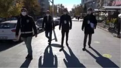 Ticari taksicinin 'koronalı müşteri' korkusu: 'İndirsem bir türlü, gitsem bir türlü' Ticari taksicinin 'koronalı müşteri' korkusu: 'İndirsem bir türlü, gitsem bir türlü'