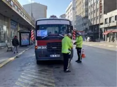Toplu taşıma araçları ve taksilerde Korona virüs denetimi Toplu taşıma araçları ve taksilerde Korona virüs denetimi