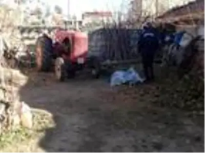 Traktörünü tamir için yaktığı ateşten üzerine kıvılcım sıçrayan kişi yanarak öldü Traktörünü tamir için yaktığı ateşten üzerine kıvılcım sıçrayan kişi yanarak öldü