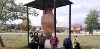 Bilecik: Türkiye'de topraktan tek parça olarak yapılmış en büyük çömlek küpüne büyük ilgi Bilecik: Türkiye'de topraktan tek parça olarak yapılmış en büyük çömlek küpüne büyük ilgi