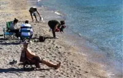 Türkiye'nin yüksek kesimlerinde kara kış yaşanırken, Bodrum sahillerinde deniz keyfi yapılıyor Türkiye'nin yüksek kesimlerinde kara kış yaşanırken, Bodrum sahillerinde deniz keyfi yapılıyor