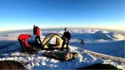 Uludağ'ın zirvesinde - 10 derecede sabahladılar Uludağ'ın zirvesinde - 10 derecede sabahladılar