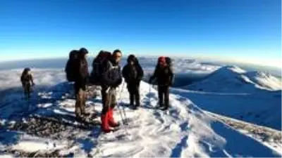 Uludağ'ın zirvesinde - 10 derecede sabahladılar Uludağ'ın zirvesinde - 10 derecede sabahladılar